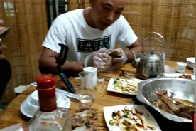 从小玩到大的好朋友专程来看我，今天一醉方休，不醉不归。视频封面