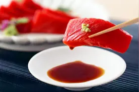 为什么日本人吃生鱼片总要蘸芥末？为了消毒？今天可算知道了视频封面