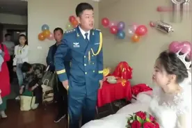 吉林长春一姑娘结婚，嫁给了兵哥哥，看新娘脸上的笑容应该很幸福视频封面