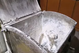 早餐店在制作老面包子或馒头时，卧式和面机能不能打碱