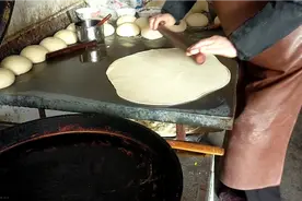 羊肉汤饼丝的制作过程，大姐的功夫很不错
