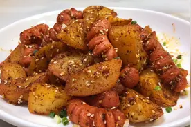 土豆加亲亲肠这样做，香辣过瘾，越吃越停不下来，比烧烤店的好吃