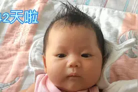 42天的宝宝睡觉抓着爸爸的手，松开就哭，实在没辙了视频封面