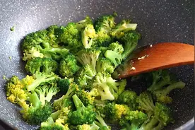 炒西兰花，焯水后要“过凉水”吗？这一步做不对，难怪味道不好视频封面