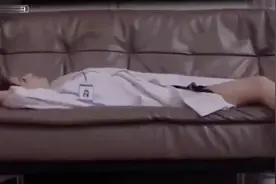 女护士不注意形象，进病房把袜子脱了还放了两个屁，不料正好有人视频封面
