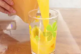 自制玉米胡萝卜汁，材料才几元钱，方法简单，好喝还可以益肝明目视频封面