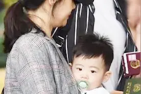 秋瓷炫儿子入韩国籍？一家三口现身机场，护照颜色暴露答案视频封面