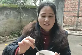 英姐在家用柚子籽试着做精华液，我们一起去看看吧