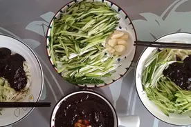 老北京炸酱面，酱是灵魂，记忆里抹不去的味道视频封面