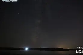 摄影师捕捉到夜晚的神奇场景 观看天空闪闪而过的流星 太惊艳了