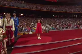 20岁林妙可首度演成年人角色，穿西装加短裙的她怎么还是像小孩