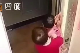 揪心！孩子坐直梯手扶电梯门 电梯打开一瞬间手指死死夹进电梯缝