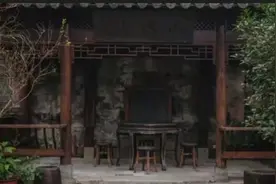 人到中年逃离上海，在安徽买了栋百年古宅，没想到二楼竟有口棺材视频封面
