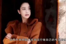佟丽娅与蜡像合影，像的可以以假乱真，“女神腋窝”却意外抢镜视频封面