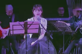 女孩翻唱《红色高跟鞋》走红，歌声悦耳人漂亮，是金子总会发光！视频封面