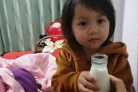 懂事的小姐姐每天都是先把牛奶让给哥哥喝，自己后面喝，很欣慰