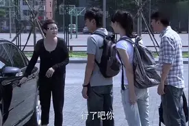 亲妈开豪车来接儿子，同学们都看傻了，儿子的话把亲妈逗笑了视频封面