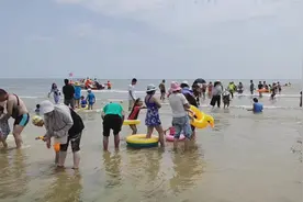 走！去日照洗海澡喽！这里是吴家台海水浴场，还可以体验赶海呢视频封面