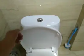 马桶上的大小键怎么按都不出水？其实维修很简单，只要拧一拧