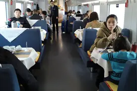 高铁上的餐车，在这吃的午餐！视频封面