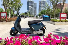 雅迪首款中置电机电动摩托车来了。视频封面