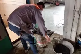 家装瓦工施工现场，你家的地砖美缝留的几毫米的砖缝？