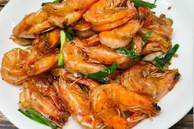 川菜师傅教你正宗“葱爆大虾”做法，外酥里嫩不油腻，好巴适！