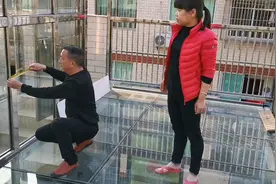 自家楼顶盖钢化玻璃，每平方390元总价2万元，包工包料做挺便宜的