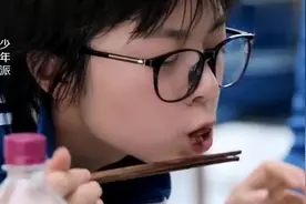 女孩太能吃，连食堂的盘子都堆不下，闺蜜都不想帮她打饭了！视频封面