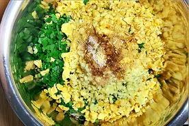 冻了3个月的槐花，加入5种配料，居然做出清甜爽口飘香四溢的美食视频封面