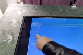 今天接修一台液晶电视，连后盖都没有打开就修好了