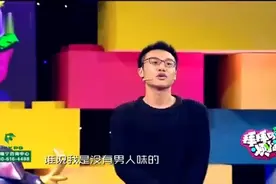粘人男友给女友撒娇，还小拳拳捶你胸口，女友直呼背后一阵凉意！视频封面