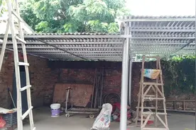 实拍农村自建五十平方铁皮瓦停车棚，两兄弟配合完美，两天完工视频封面