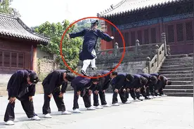 国外跑酷达人叫嚣中国轻功！武当道长出面迎战，3步上墙被打脸！视频封面
