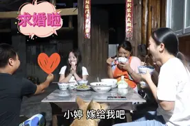 小胖精心准备向小婷求婚，丈母娘的反应亮了，28岁的小婷要嫁人了视频封面