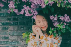 路边花墙下给小姐姐拍照，这样拍既简单，又出效果 #生活日记#