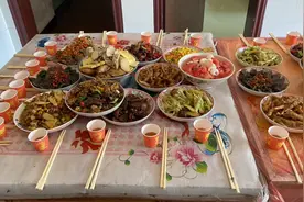 湖南衡阳七月半供老客，杯子摆法有讲究，满桌十大碗