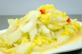 厨师长在家清炒娃娃菜，淋上大蒜直接吃，清脆鲜香，比吃肉过瘾