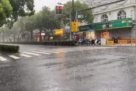 上海进入梅雨季节，6月15号暴雨洗城，下水道堵塞不通不走水