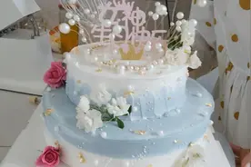 双层蛋糕，蛋糕上的几朵真花好漂亮啊