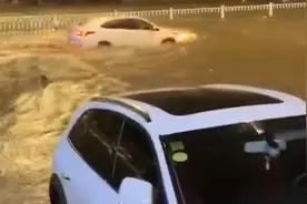 实拍：山东潍坊突降大雨，雨水淹没马路，车当船开