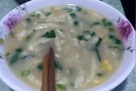 一碗面粉两个鸡蛋打成糊，这样做出来的面营养，老人小孩都爱吃视频封面
