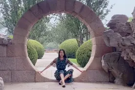 公园的石拱门可以这样拍照片摆姿势，拍照动作分享视频封面