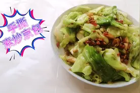 手撕素炒京包的一盘家常菜，香辣好吃下饭，清脆可口，做法简单。