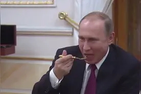 普京去印度参加晚宴,用的餐具都是纯金的,这也太土豪了视频封面