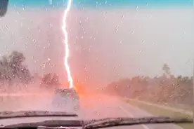 闪电垂直劈在高速路中！女子坐车险被劈中 女子录下惊险一刻