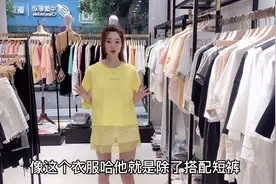 亮黄色镂空大版体恤搭配牛仔5分裤，时尚潮流遮肉还衬皮肤白