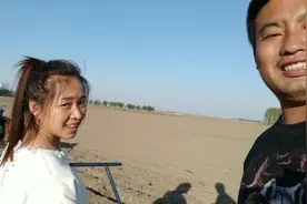 农村的小媳妇下地干活，推着播种机累坏了视频封面