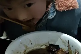 你看，还有这样吃饭的，一个只吃红烧肉，一个只吃土豆丝，😂视频封面