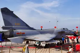 湖南保利2020爱国主义教育国防兵器展现场，战机带6枚导弹震场视频封面